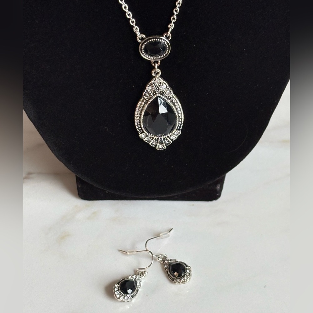 Avon 2013 Black Faceted Stone Marcasite Style Pendant Necklace & Earrings Set - Picture 2 of 9